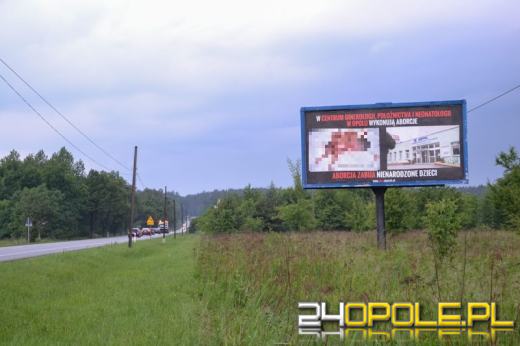 Drastyczny billboard antyaborcyjny w Dąbrowie. Sprawę bada policja.