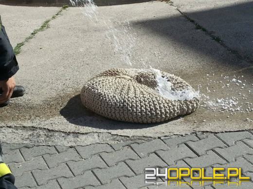 Niedopałek przyczyną pożaru pufy na balkonie? 