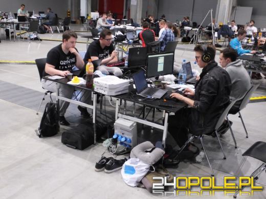 Tysiące linijek kodu i setki kawałków pizzy, czyli maraton programistyczny w CWK