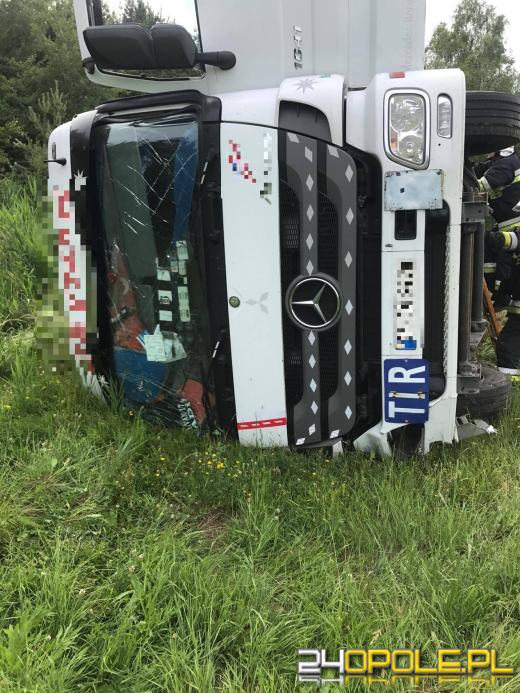 Tir zjechał z autostrady. Kierowca w szpitalu.