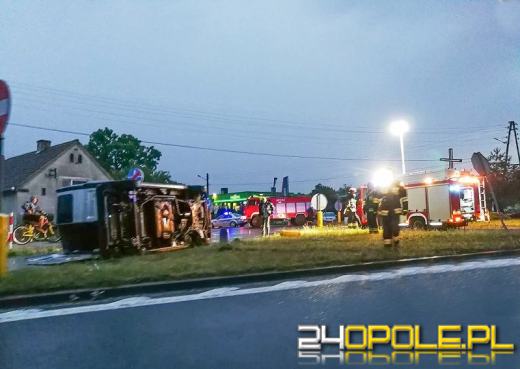Opel przewrócił się na bok w Łosiowie