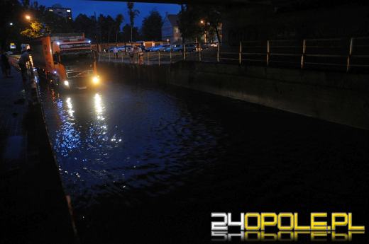 Bilans burz: powalone drzewa, zalane piwnice, poszukiwania wędkarza na jeziorze