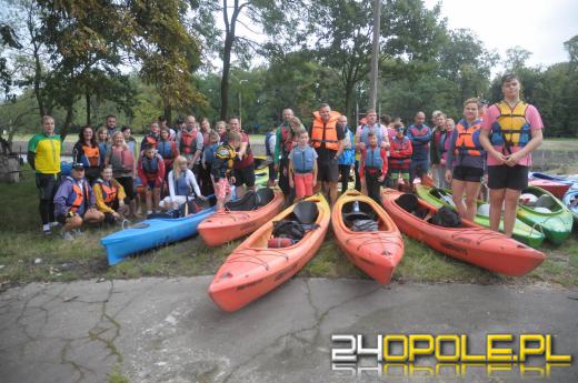 Mali i duzi opolanie wyruszyli w spływ kajakowy Odrą