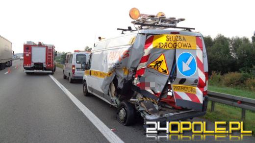 Zasnął za kierownicą, uderzył w samochód obsługi autostrady