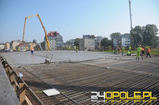 Kolejny etap budowy mostu na Niemodlińskiej. Wylewają beton na nawierzchnię