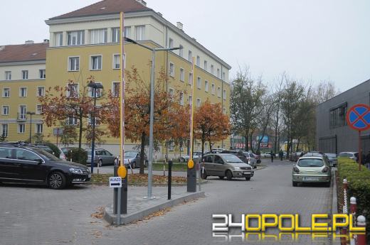 Otwarty wjazd na parking Uniwersytetu Opolskiego. Sytuacja budzi odmienne opinie