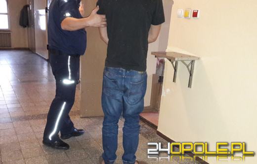 Kradł radia i nawigacje z samochodów, grozi mu 10 lat więzienia.