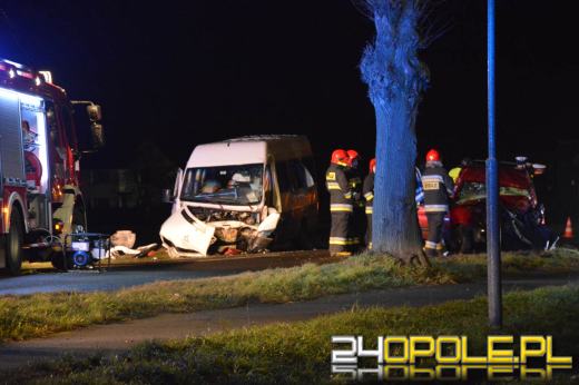 Tragiczne zderzenie osobówki z busem, 13 osób poszkodowanych