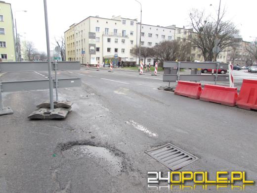 Mieszkańcy Niemodlińskiej nie mogą "legalnie" wyjechać z posesji 