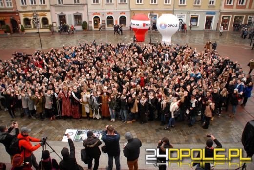Pół tysiąca maturzystów zatańczyło poloneza na opolskim rynku