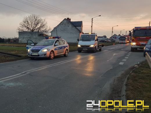 Dwie osoby ranne po uderzeniu busa w samochody osobowe