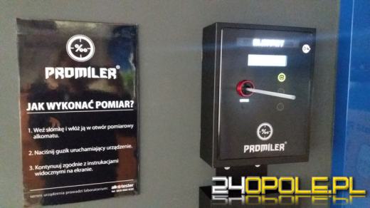 Samoobsługowy alkomat w strzeleckiej komendzie