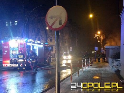 Nocny pożar budki z fast foodem 