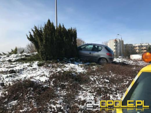  51-latek wjechał na rondo. Dosłownie