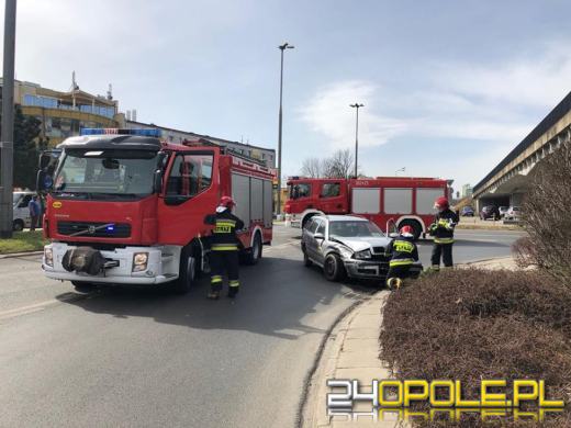 Zderzenie dwóch pojazdów na rondzie w Opolu, dwaj kierowcy w szpitalu