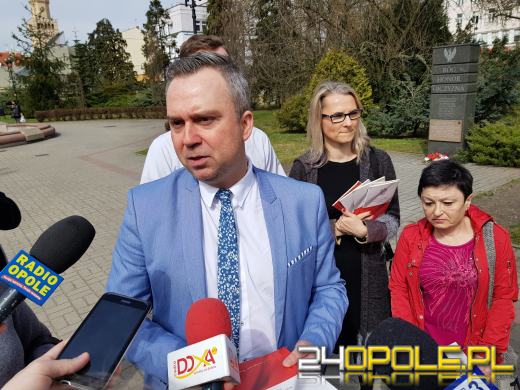 SLD rozdawało Konstytucję RP. "Przypominamy, że nie można łamać jej zapisów"