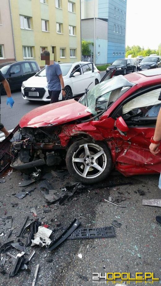 Czołowe zderzenie w centrum. Dwaj kierowcy ranni