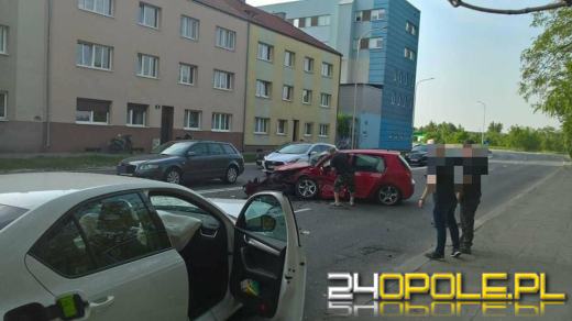 Czołowe zderzenie w centrum. Dwaj kierowcy ranni