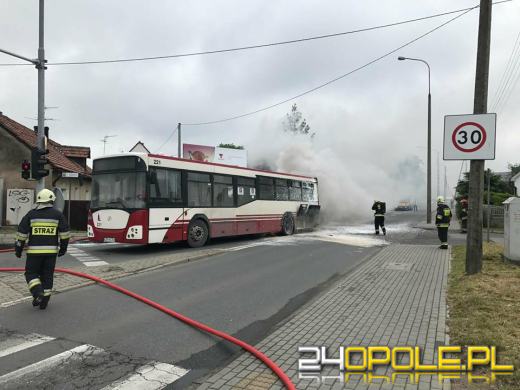 Pożar autobusu MZK na ulicy Tysiąclecia. Skrzyżowanie Częstochowska - Tysiąclecia zablokowane