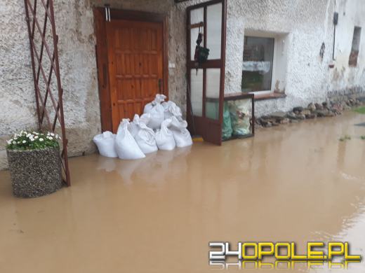 Blisko 80 strażaków odpompowywało wodę po ulewie w Rusocinie (pow. nyski)