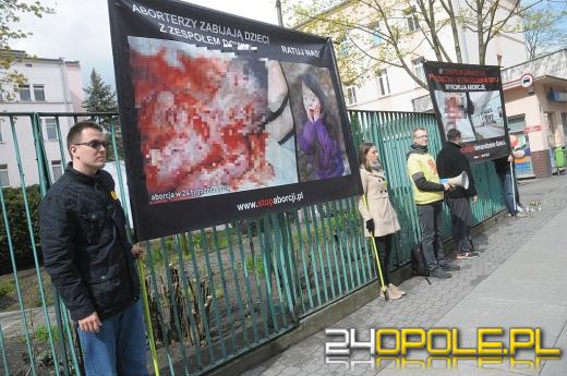 2000 zł grzywny dla autorów banerów antyaborcyjnych przed szpitalem ginekologicznym