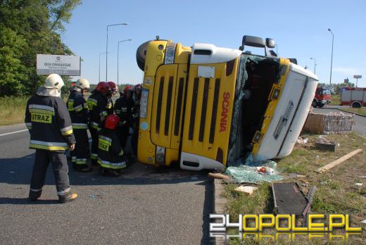Ciężarówka z makulaturą przewróciła się na rondzie Szczakiela w Opolu
