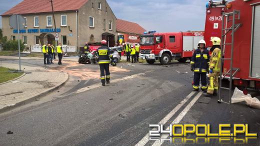 Osobówka zderzyła się z samochodem ciężarowym. Nie żyje starsza kobieta