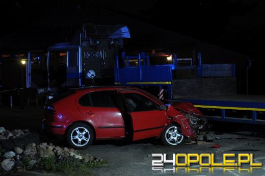 Wrzoski: auto osobowe uderzyło w naczepę TIR-a, droga we Wrzoskach zablokowana
