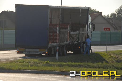 Setki butelek piwa wysypały się z TIR-a. Zablokowane skrzyżowanie drogi w Prudniku