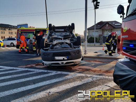 Zderzenie osobówki z busem na skrzyżowaniu Pużaka z Sosnkowskiego. Są ranni