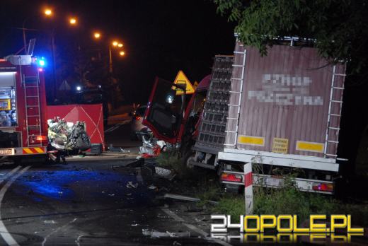 Tragiczne zderzenie BMW z ciężarówką. Nie żyją dwie osoby 