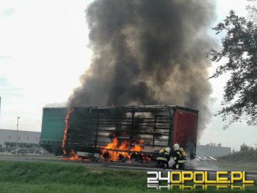W okolicach Karczowa spaliła się naczepa TIR'a