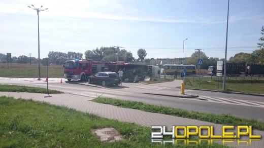 Ciężarówka ze złomem przewróciła się na ulicy Budowlanych w Opolu