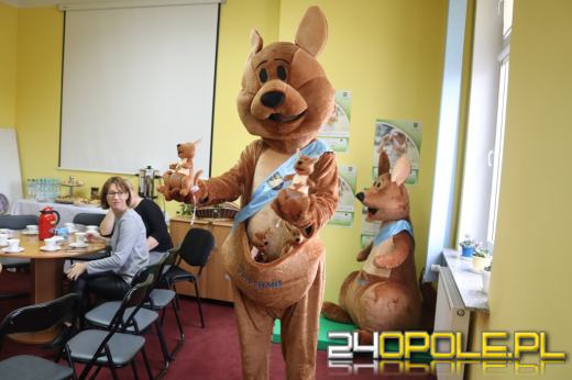 Maskotka zachęca do pięknej idei jaką jest adopcja