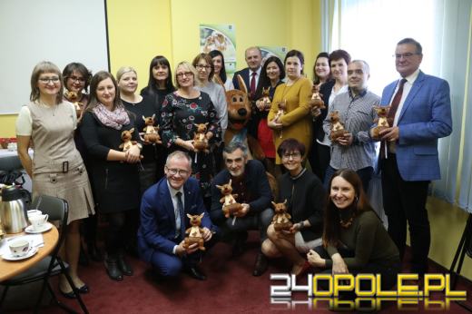 Maskotka zachęca do pięknej idei jaką jest adopcja