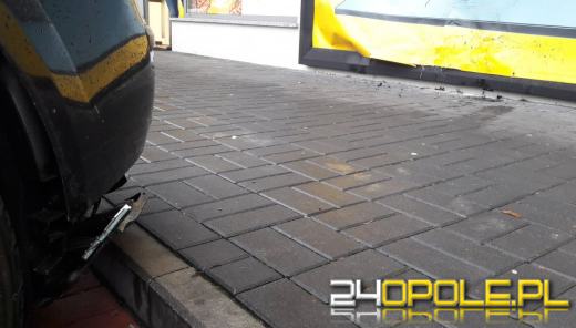 3 -latek uderzył w witrynę sklepu w którym tata robił zakupy