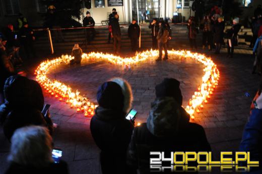 Setki Opolan odpaliło zimne ognie na rynku w solidarności z Gdańskiem