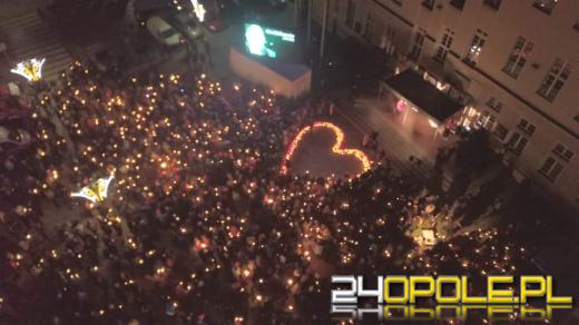 Setki Opolan odpaliło zimne ognie na rynku w solidarności z Gdańskiem