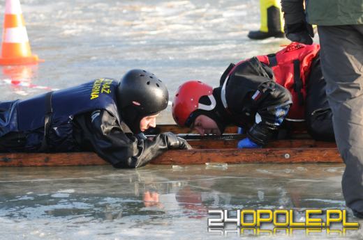 Strażacy apelują: Wchodzenie na lód jest ZAWSZE niebezpieczne