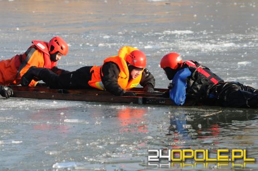 Strażacy apelują: Wchodzenie na lód jest ZAWSZE niebezpieczne