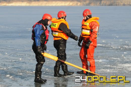 Strażacy apelują: Wchodzenie na lód jest ZAWSZE niebezpieczne