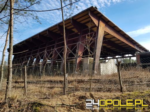 Basen w Ozimku czekał tylko na "wlanie wody", jednak nigdy nie został oddany do użytku