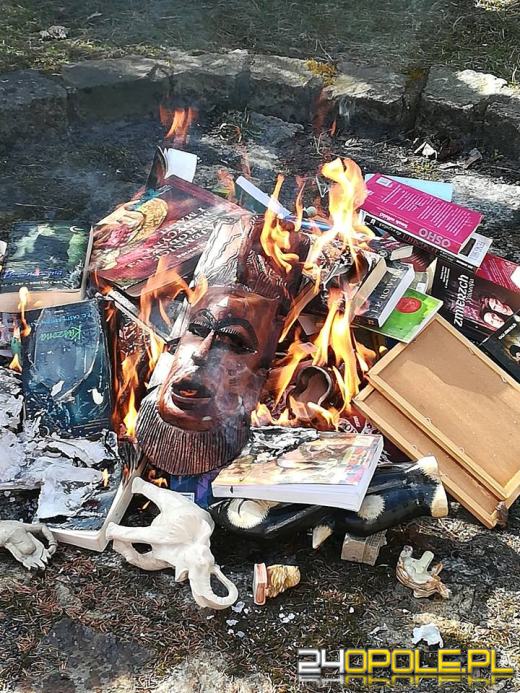 "Gdzie się pali książki, dojdzie w końcu do palenia ludzi"