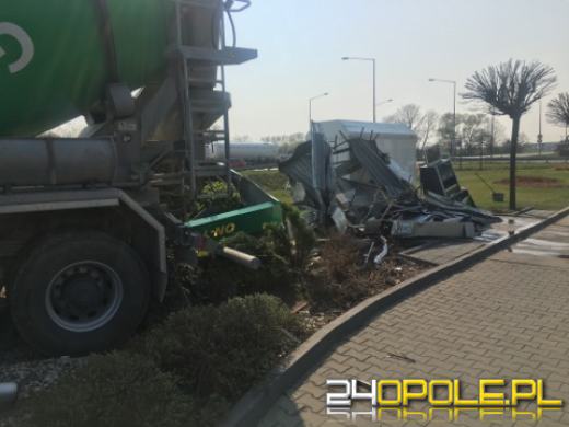 Ciężarówka staranowała dystrybutor na stacji paliw