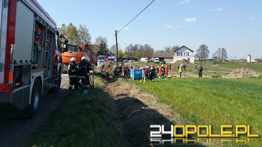 Wypadek przy budowie kanalizacji w gminie Ozimek. Dwaj mężczyźni ugrzęźli pod ziemią