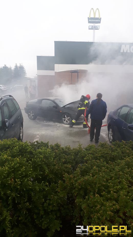 Przy restauracji na ulicy Ozimskiej zapaliło się auto
