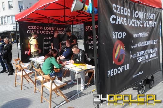 Tęczowe Opole manifestuje "milcząc", przeciwnicy LGBT głośno kontrmanifestują 