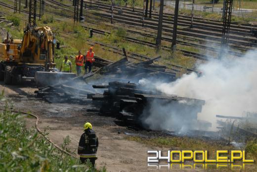 Płoną podkłady kolejowe przy ulicy Rekreacyjnej w Opolu