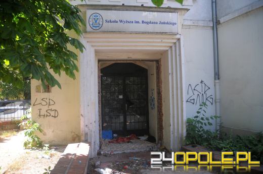 Pałacyk w centrum miasta zaczyna straszyć