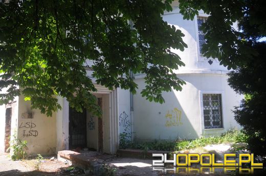 Pałacyk w centrum miasta zaczyna straszyć